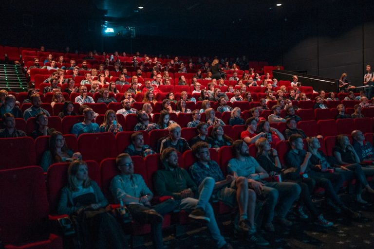 Sinema salonu ve izleyiciler. Fotoğraf: Krists Luhaers / Unsplash