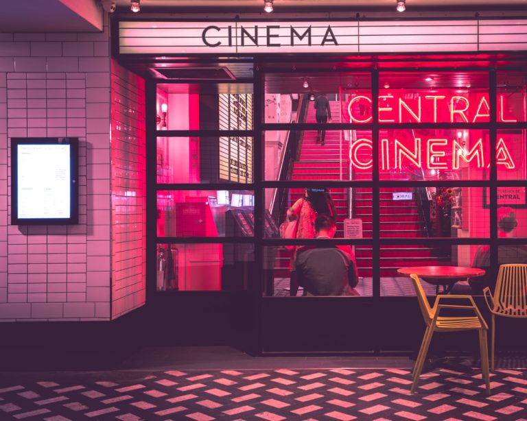 Sinema ve eğlence temalı görsel. Fotoğraf: Myke Simon / Unsplash